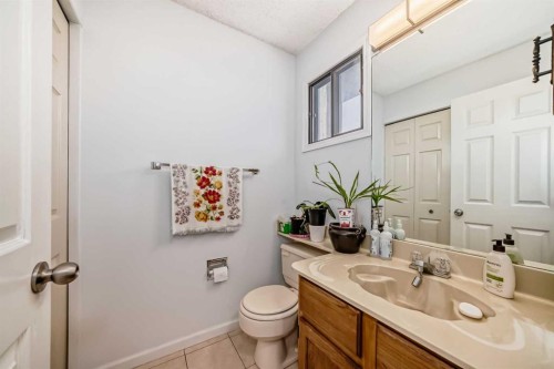 7 Hawksley Crescent Nw, Calgary, AB - Indoor Photo Showing Bathroom