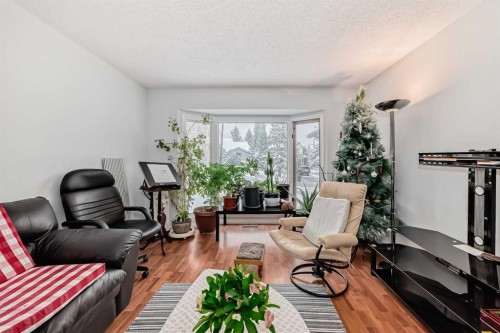7 Hawksley Crescent Nw, Calgary, AB - Indoor Photo Showing Living Room