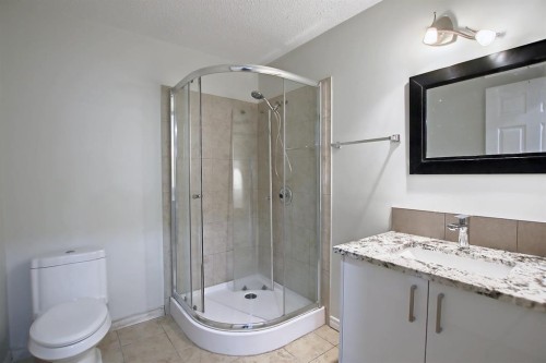 25 Panamount Crescent Nw, Calgary, AB - Indoor Photo Showing Bathroom