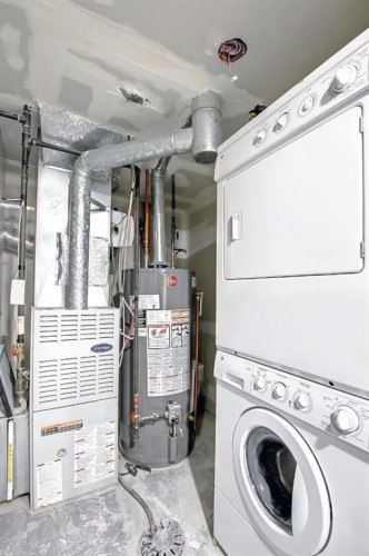 25 Panamount Crescent Nw, Calgary, AB - Indoor Photo Showing Laundry Room
