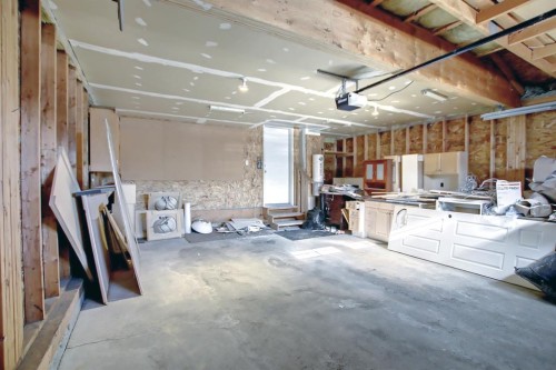 25 Panamount Crescent Nw, Calgary, AB - Indoor Photo Showing Garage