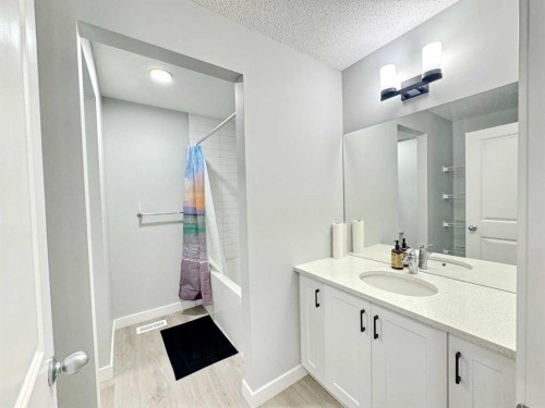 14 Sundown Close, Cochrane, AB - Indoor Photo Showing Bathroom