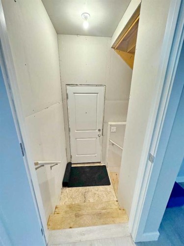 14 Sundown Close, Cochrane, AB - Indoor Photo Showing Other Room