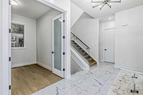 528 30 Avenue Ne, Calgary, AB - Indoor Photo Showing Other Room