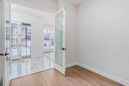 528 30 Avenue Ne, Calgary, AB - Indoor Photo Showing Other Room