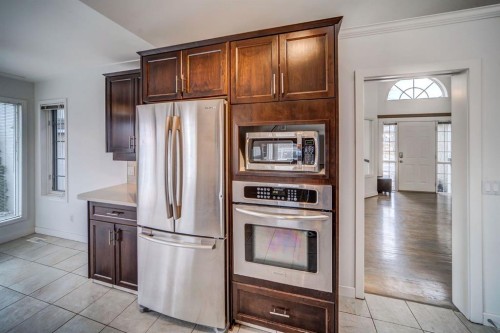 2925 Signal Hill Heights Sw, Calgary, AB - Indoor Photo Showing Kitchen