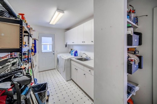 2925 Signal Hill Heights Sw, Calgary, AB - Indoor Photo Showing Laundry Room