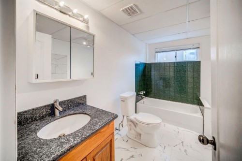 2925 Signal Hill Heights Sw, Calgary, AB - Indoor Photo Showing Bathroom