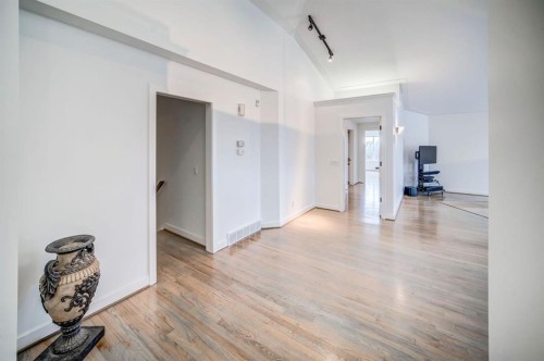 2925 Signal Hill Heights Sw, Calgary, AB - Indoor Photo Showing Other Room