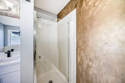 234 Millview Gardens Sw, Calgary, AB - Indoor Photo Showing Bathroom