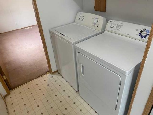 325 1 Street, Irricana, AB - Indoor Photo Showing Laundry Room