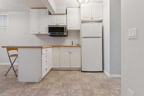22 Silverado Plains Circle Sw, Calgary, AB - Indoor Photo Showing Kitchen