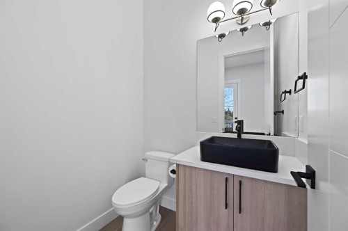 8112 Bowness Road Nw, Calgary, AB - Indoor Photo Showing Bathroom