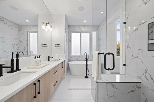 8112 Bowness Road Nw, Calgary, AB - Indoor Photo Showing Bathroom