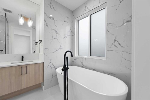 8112 Bowness Road Nw, Calgary, AB - Indoor Photo Showing Bathroom