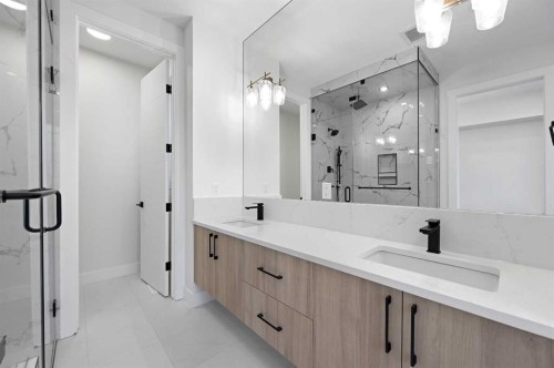 8112 Bowness Road Nw, Calgary, AB - Indoor Photo Showing Bathroom
