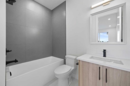 8112 Bowness Road Nw, Calgary, AB - Indoor Photo Showing Bathroom