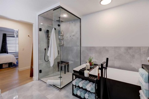 4620 30 Avenue Sw, Calgary, AB - Indoor Photo Showing Bathroom