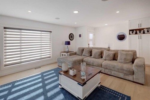 4620 30 Avenue Sw, Calgary, AB - Indoor Photo Showing Living Room