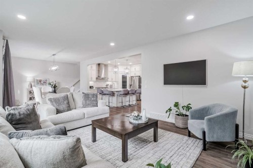 310 Mahogany Manor Se, Calgary, AB - Indoor Photo Showing Living Room