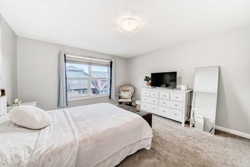 10 Riviera Place, Cochrane, AB - Indoor Photo Showing Bedroom