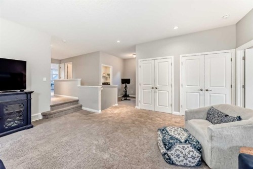 10 Riviera Place, Cochrane, AB - Indoor Photo Showing Living Room