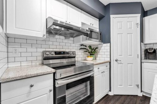 210 Evansmeade Point Nw, Calgary, AB - Indoor Photo Showing Kitchen