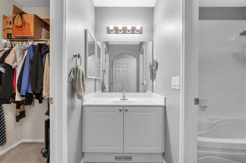 210 Evansmeade Point Nw, Calgary, AB - Indoor Photo Showing Bathroom
