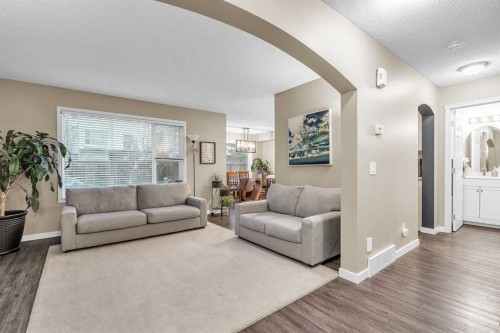 210 Evansmeade Point Nw, Calgary, AB - Indoor Photo Showing Living Room
