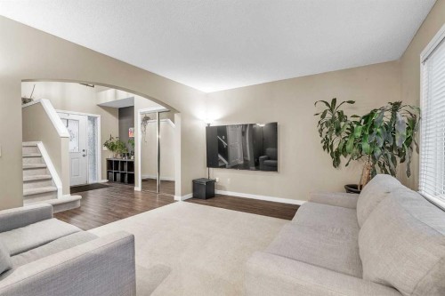 210 Evansmeade Point Nw, Calgary, AB - Indoor Photo Showing Living Room