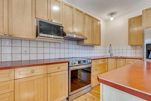 214 Springmere Close, Chestermere, AB - Indoor Photo Showing Kitchen