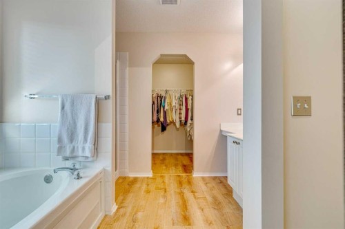 214 Springmere Close, Chestermere, AB - Indoor Photo Showing Bathroom