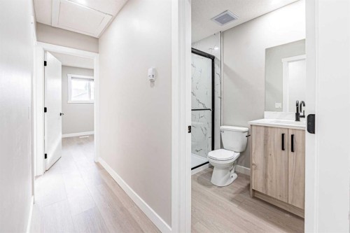 8428 Berkley Road Nw, Calgary, AB - Indoor Photo Showing Bathroom