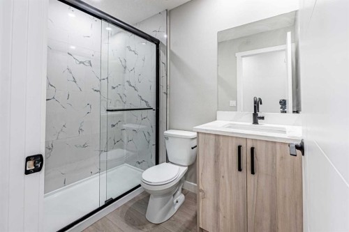 8428 Berkley Road Nw, Calgary, AB - Indoor Photo Showing Bathroom