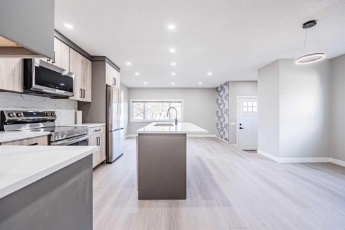8428 Berkley Road Nw, Calgary, AB - Indoor Photo Showing Kitchen