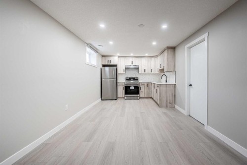8428 Berkley Road Nw, Calgary, AB - Indoor Photo Showing Kitchen