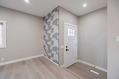 8428 Berkley Road Nw, Calgary, AB - Indoor Photo Showing Other Room