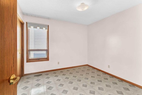 125 Edgebrook Road Nw, Calgary, AB - Indoor Photo Showing Other Room