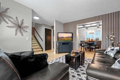 22 Hunters Gate, Okotoks, AB - Indoor Photo Showing Living Room
