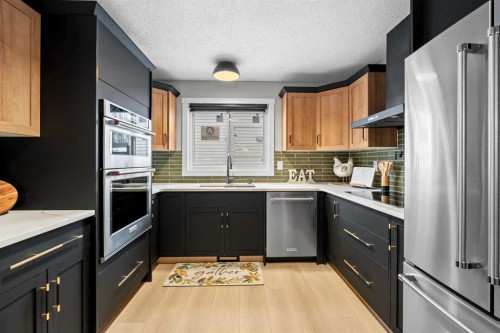 22 Hunters Gate, Okotoks, AB - Indoor Photo Showing Kitchen