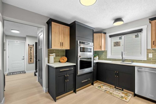 22 Hunters Gate, Okotoks, AB - Indoor Photo Showing Kitchen