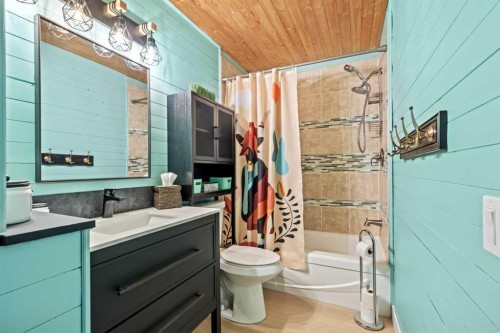 22 Hunters Gate, Okotoks, AB - Indoor Photo Showing Bathroom