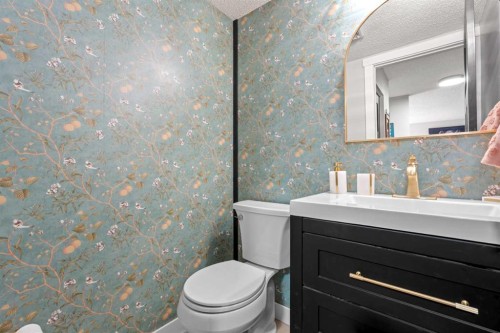 22 Hunters Gate, Okotoks, AB - Indoor Photo Showing Bathroom