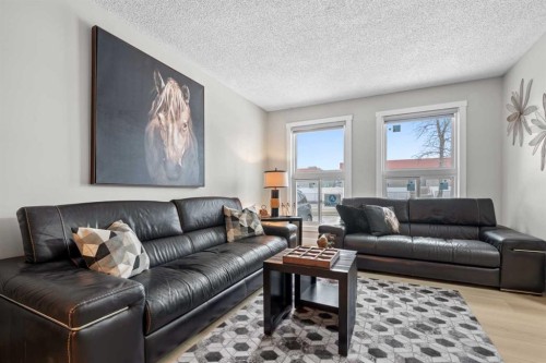22 Hunters Gate, Okotoks, AB - Indoor Photo Showing Living Room