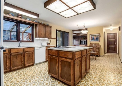 268 Pump Hill Gardens Sw, Calgary, AB - Indoor Photo Showing Kitchen