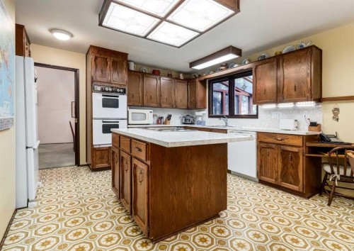 268 Pump Hill Gardens Sw, Calgary, AB - Indoor Photo Showing Kitchen