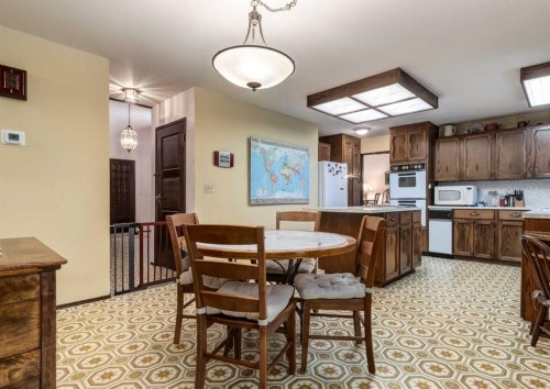 268 Pump Hill Gardens Sw, Calgary, AB - Indoor