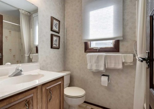 268 Pump Hill Gardens Sw, Calgary, AB - Indoor Photo Showing Bathroom