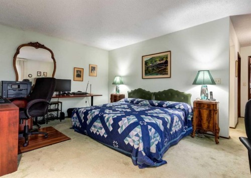 268 Pump Hill Gardens Sw, Calgary, AB - Indoor Photo Showing Bedroom