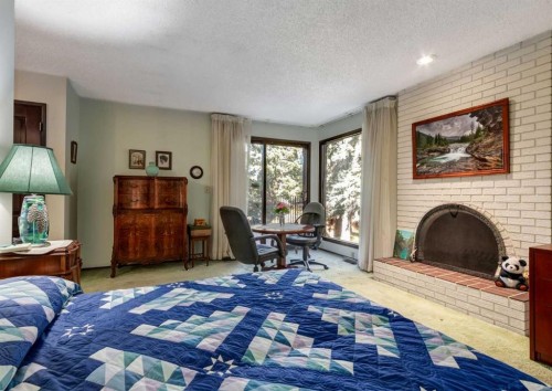268 Pump Hill Gardens Sw, Calgary, AB - Indoor With Fireplace